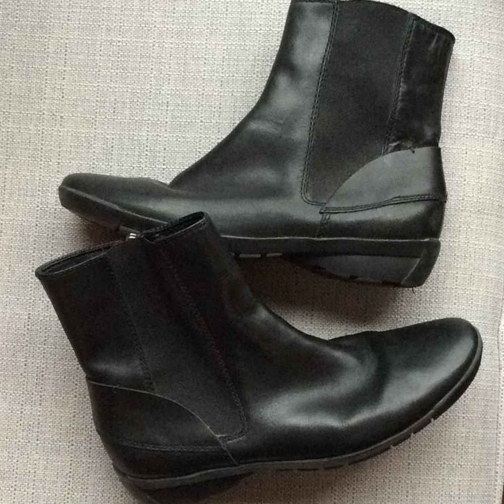 Etienne Aigner black ankle boots 8